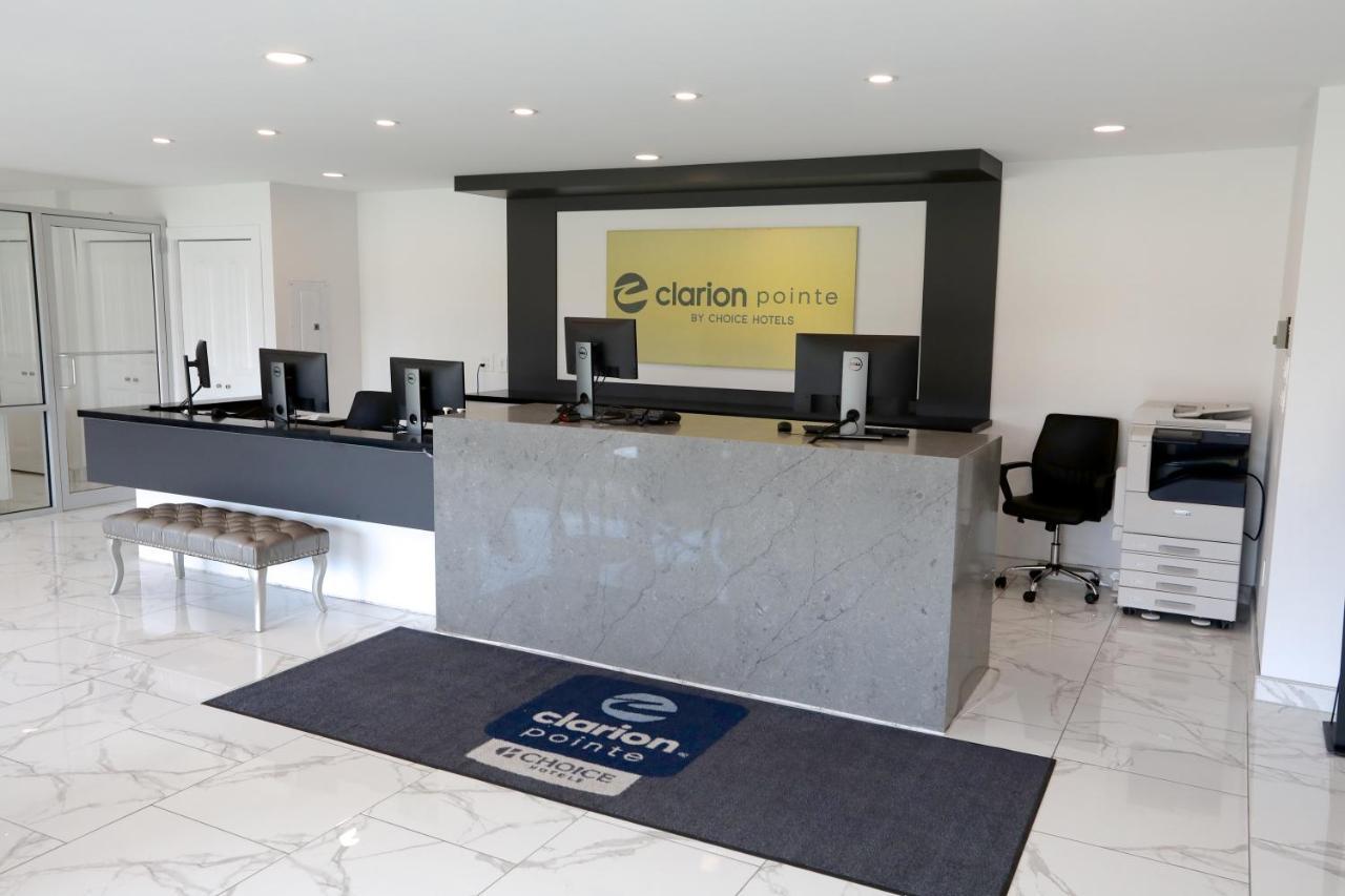 Clarion Pointe Hotel Медисин Хет Екстериор снимка