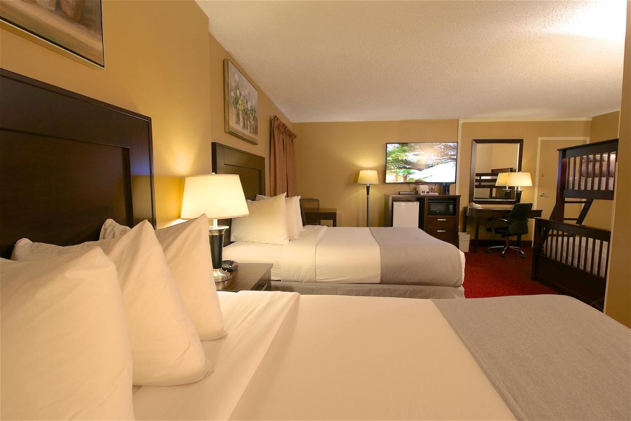 Clarion Pointe Hotel Медисин Хет Екстериор снимка