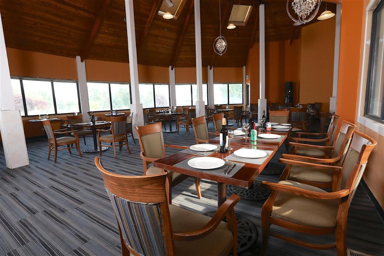 Clarion Pointe Hotel Медисин Хет Екстериор снимка
