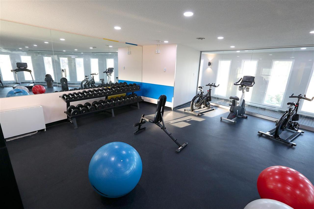 Clarion Pointe Hotel Медисин Хет Екстериор снимка