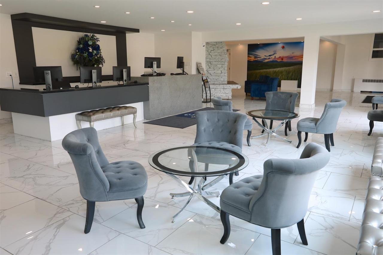 Clarion Pointe Hotel Медисин Хет Екстериор снимка