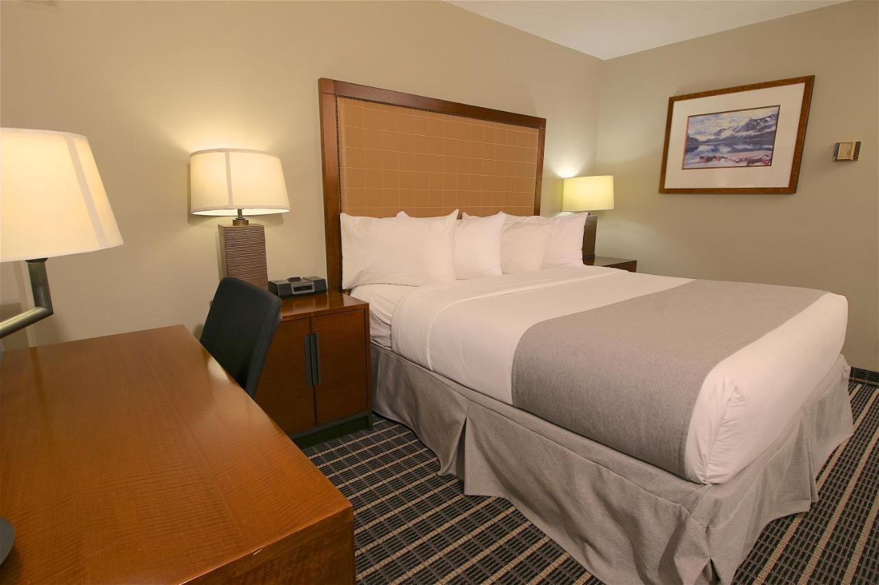 Clarion Pointe Hotel Медисин Хет Екстериор снимка