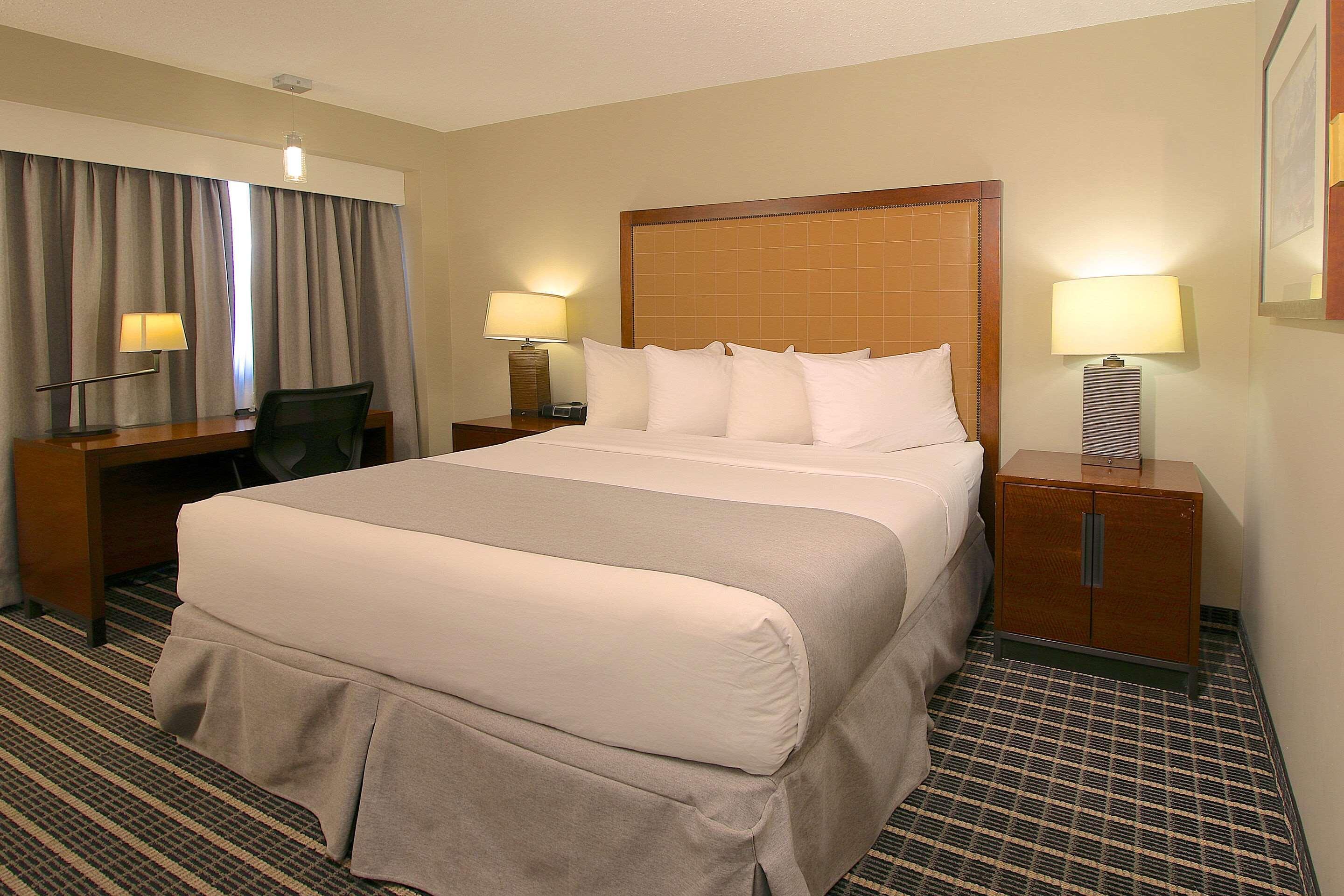 Clarion Pointe Hotel Медисин Хет Екстериор снимка