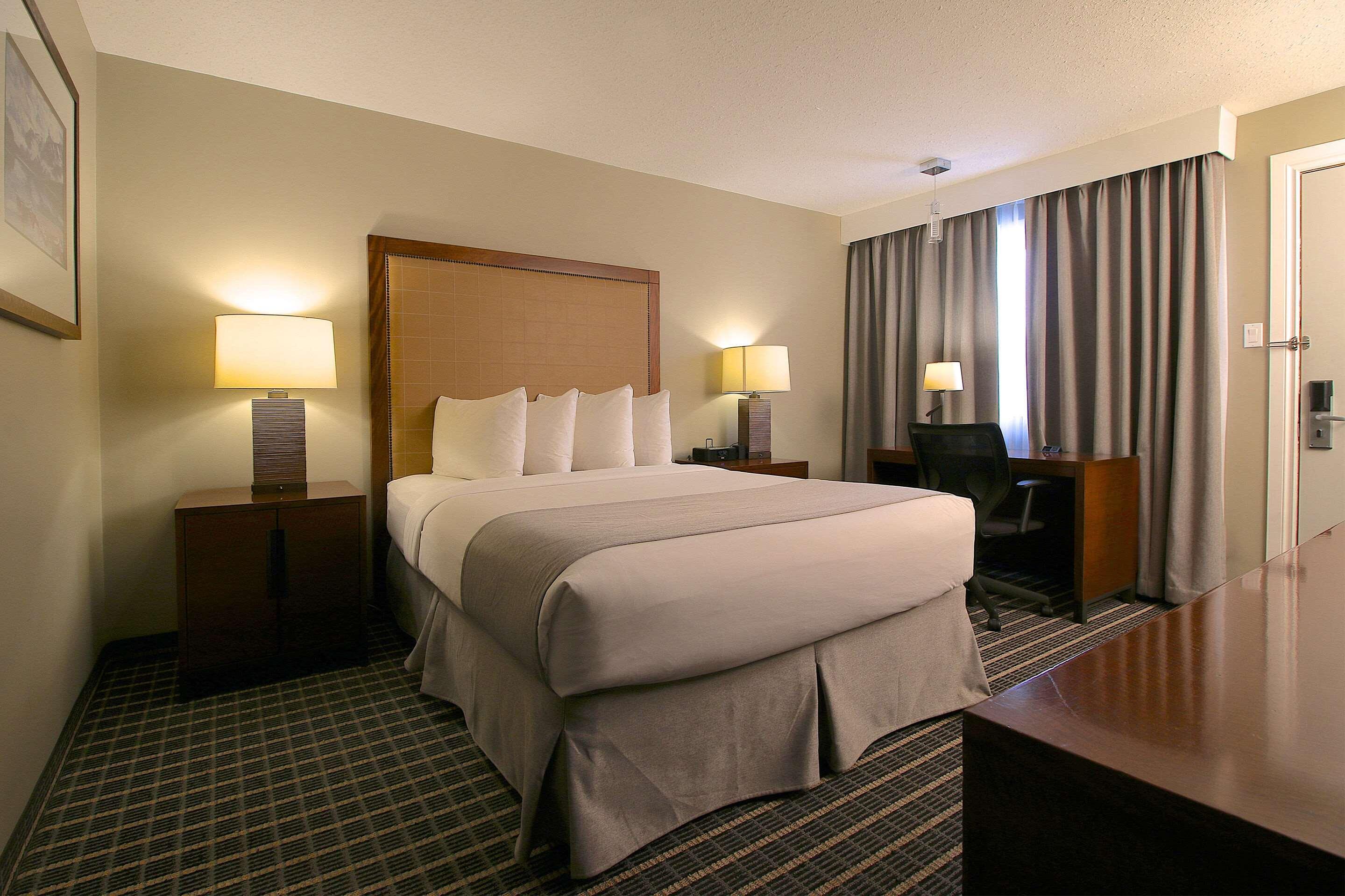 Clarion Pointe Hotel Медисин Хет Екстериор снимка