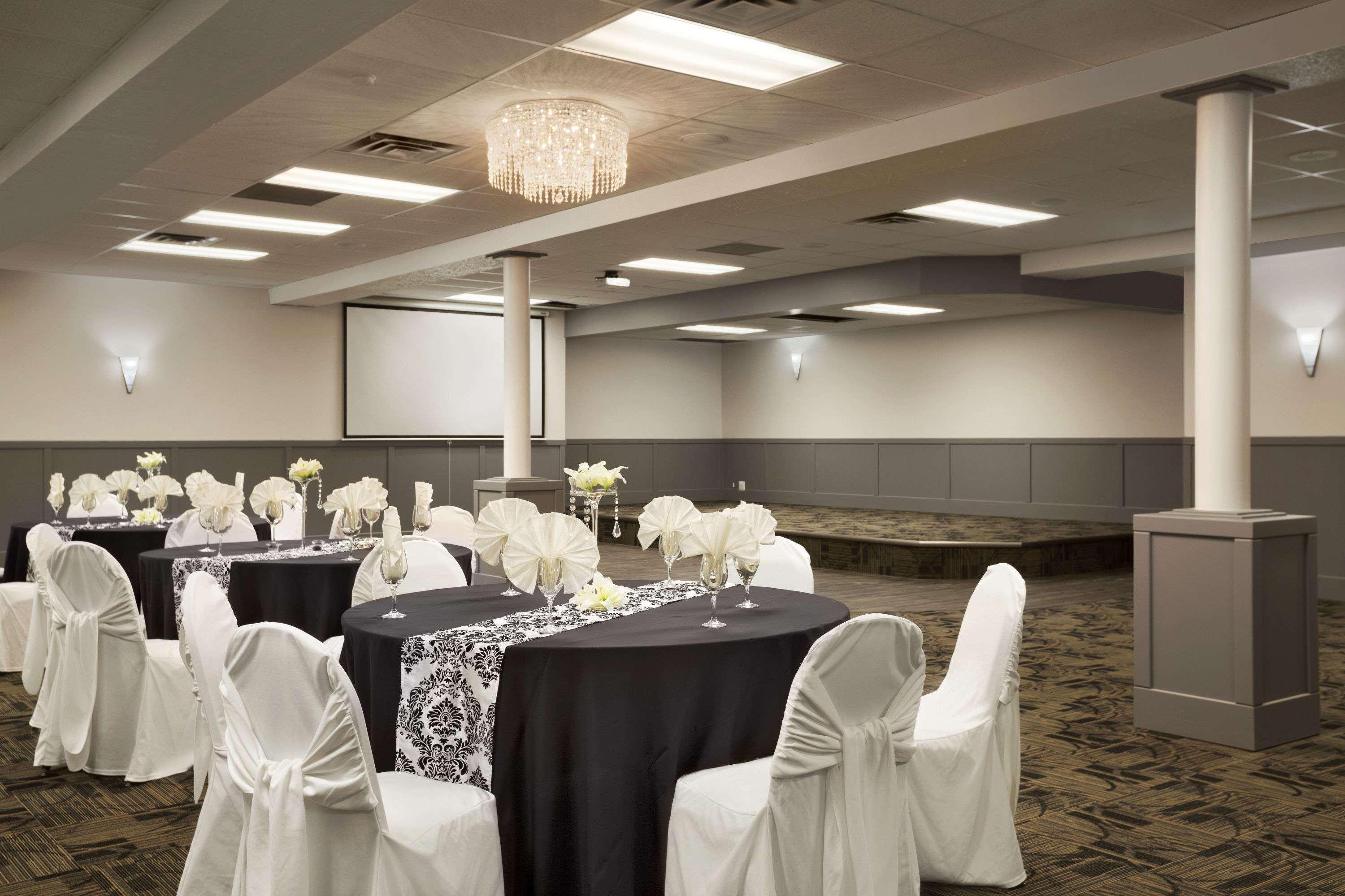 Clarion Pointe Hotel Медисин Хет Екстериор снимка