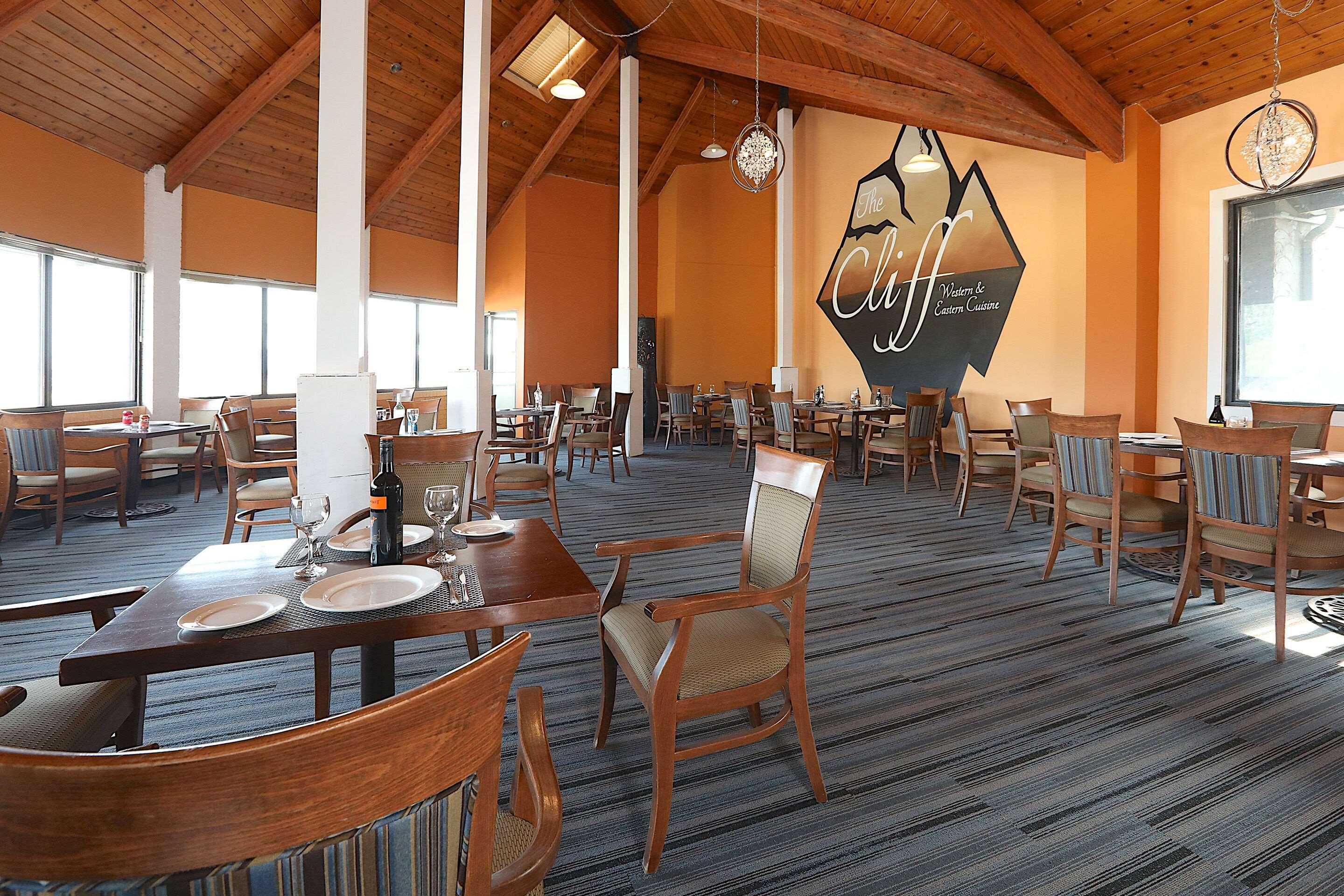 Clarion Pointe Hotel Медисин Хет Екстериор снимка