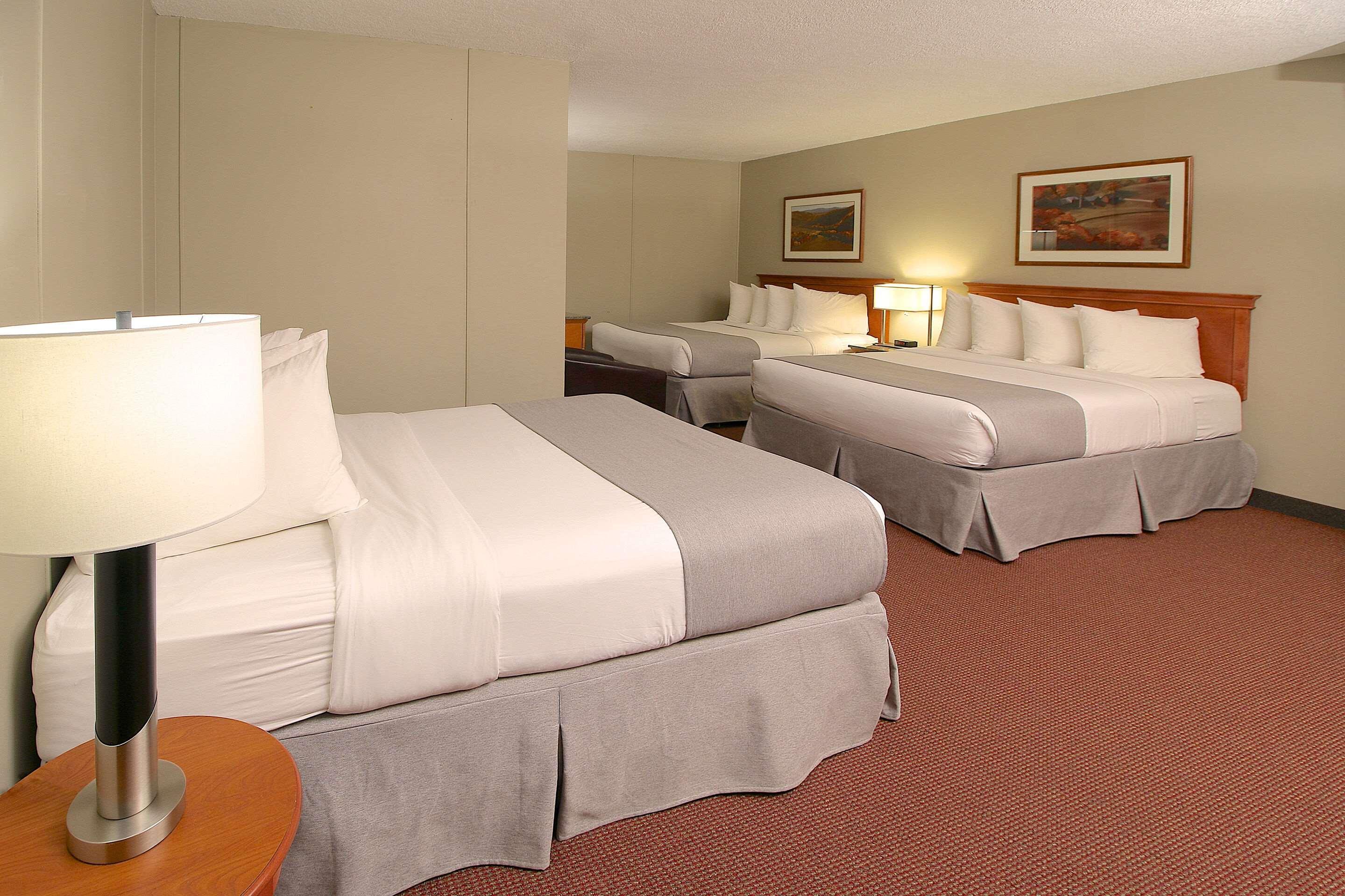 Clarion Pointe Hotel Медисин Хет Екстериор снимка