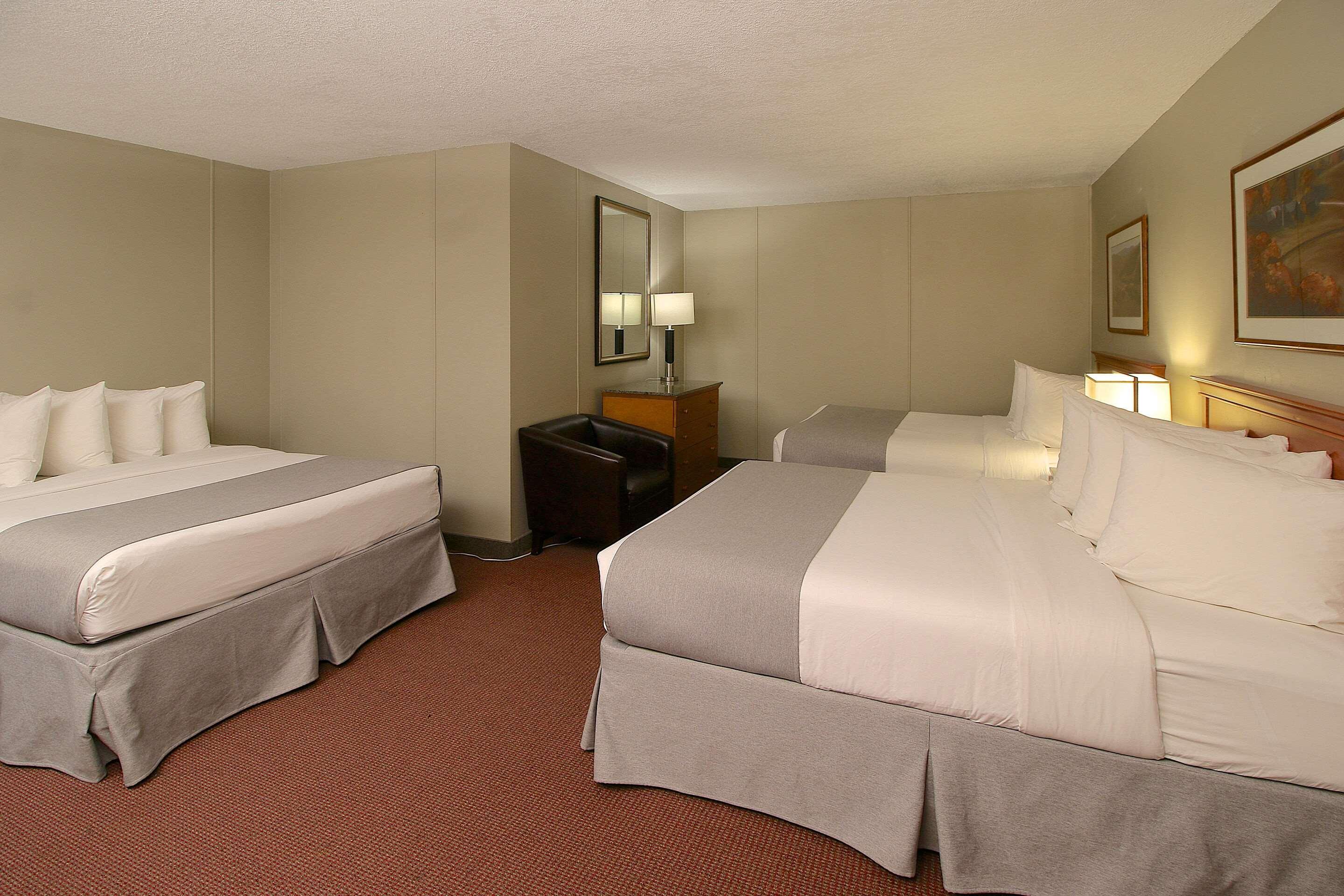 Clarion Pointe Hotel Медисин Хет Екстериор снимка