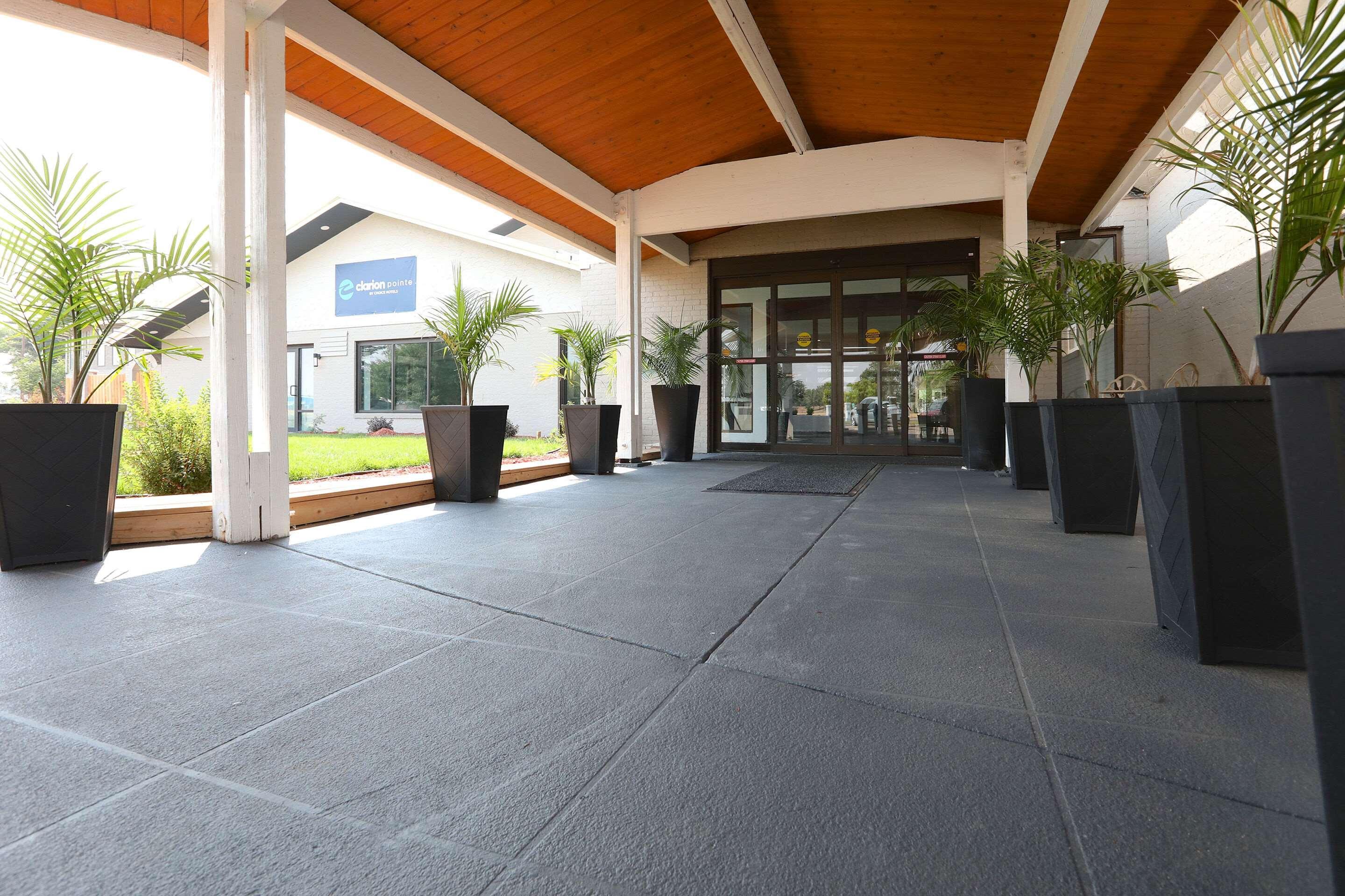 Clarion Pointe Hotel Медисин Хет Екстериор снимка