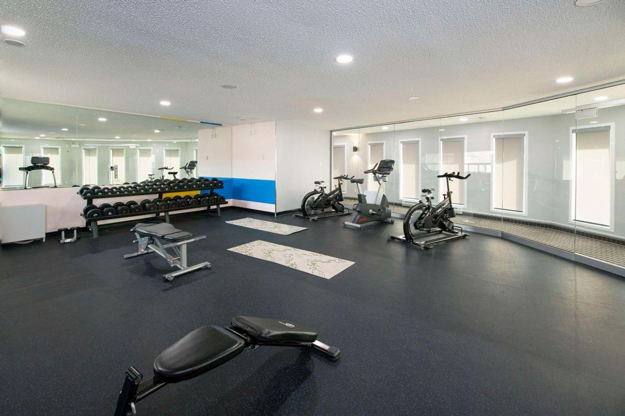 Clarion Pointe Hotel Медисин Хет Екстериор снимка