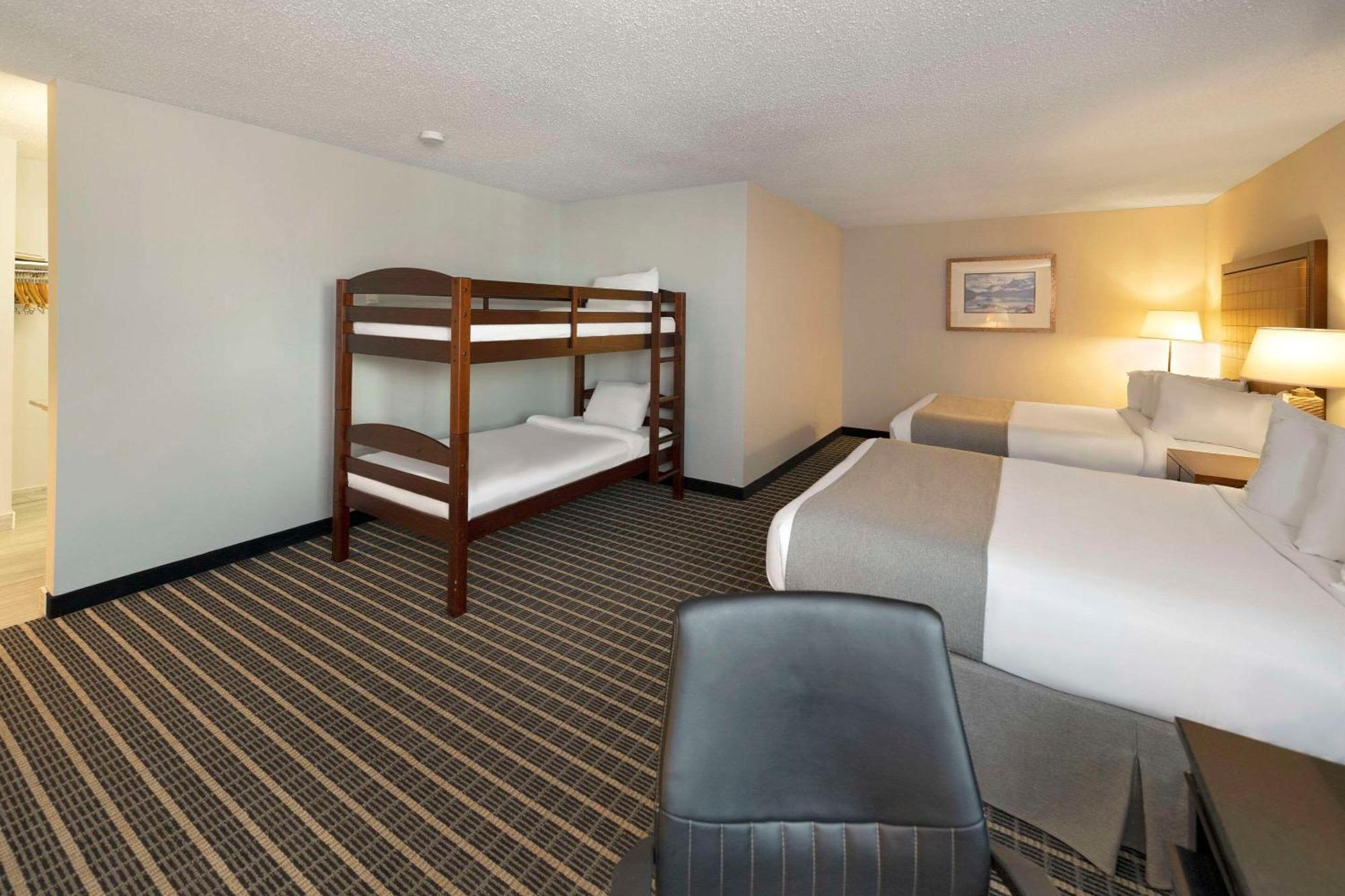 Clarion Pointe Hotel Медисин Хет Екстериор снимка