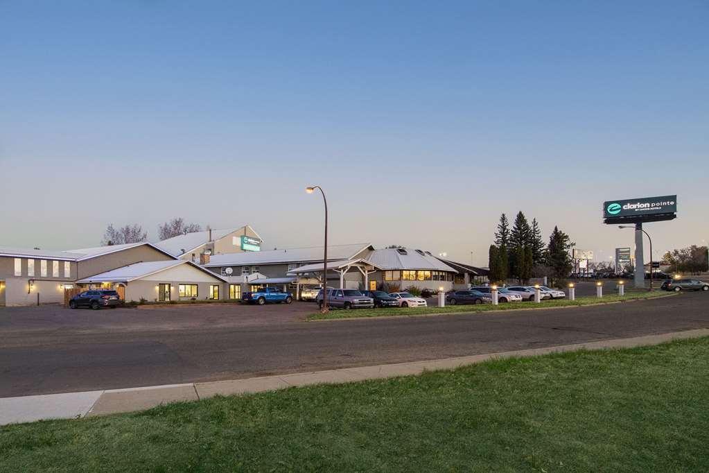 Clarion Pointe Hotel Медисин Хет Екстериор снимка