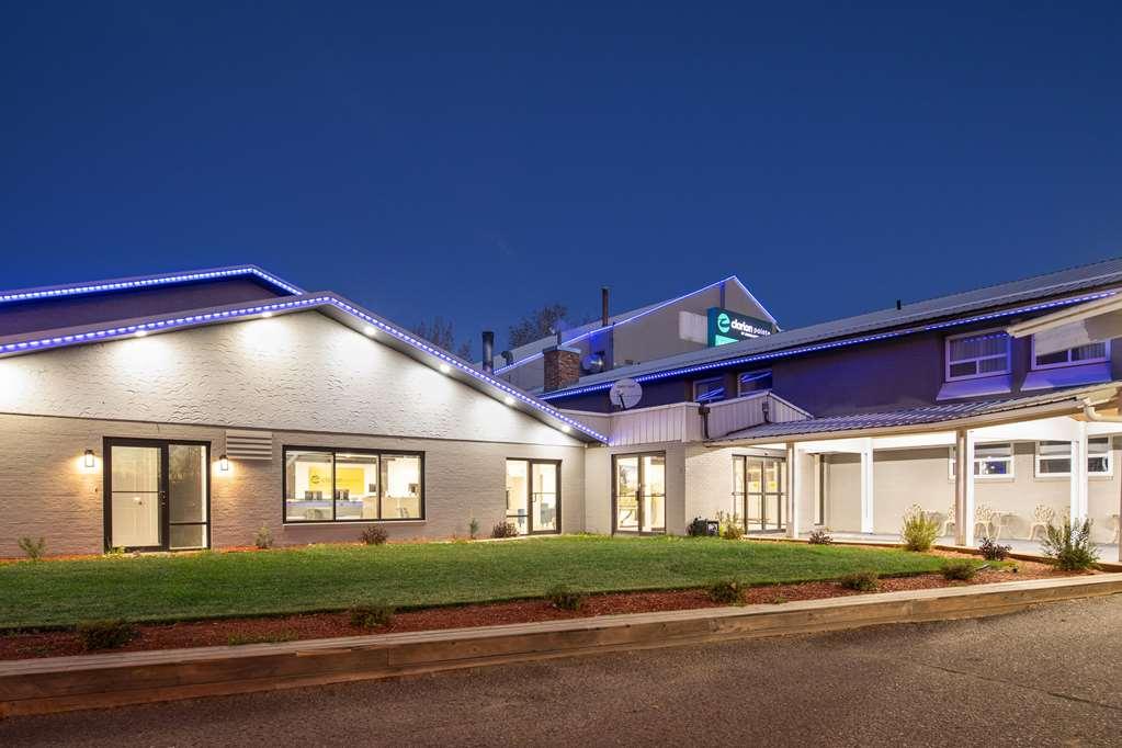 Clarion Pointe Hotel Медисин Хет Екстериор снимка
