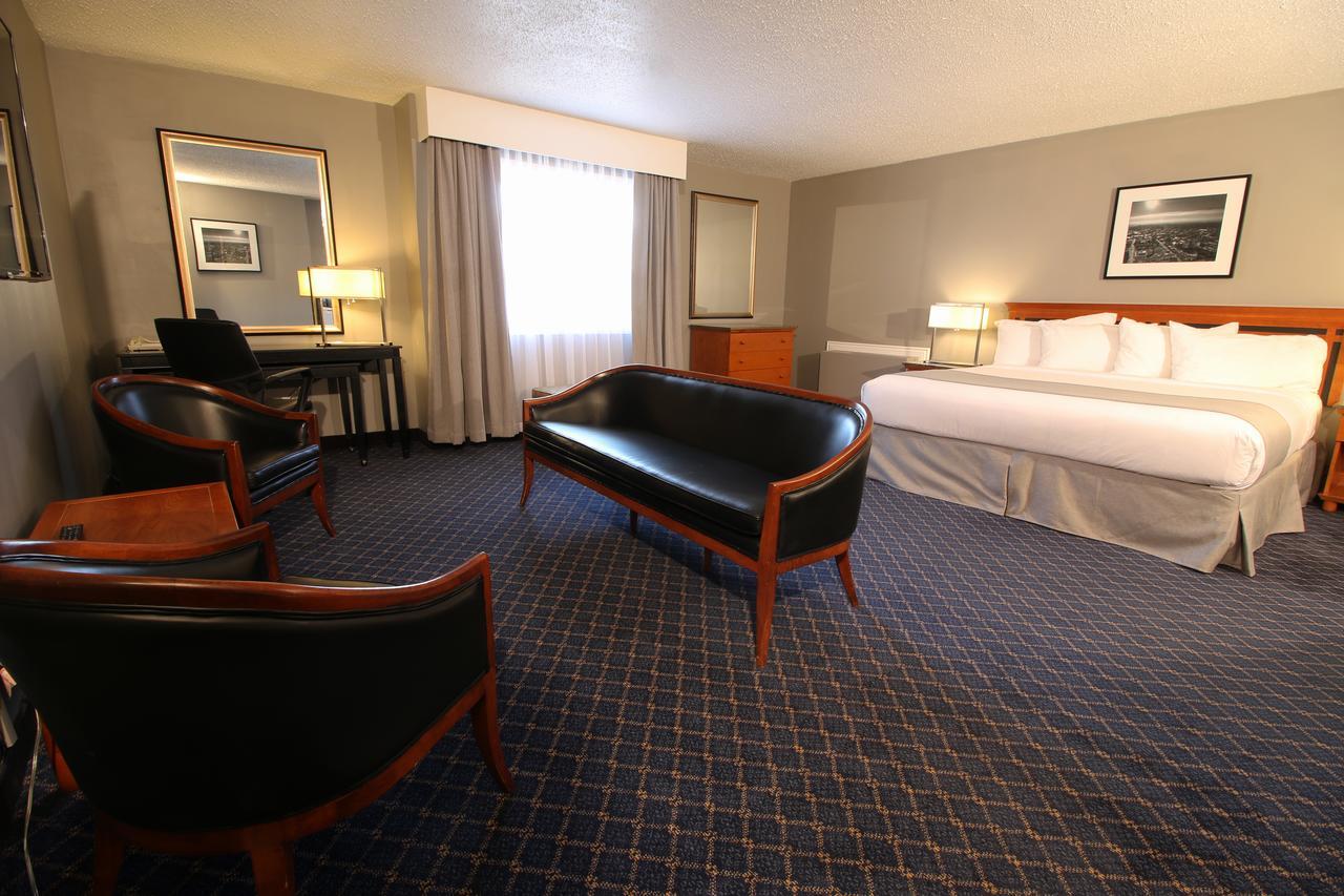 Clarion Pointe Hotel Медисин Хет Екстериор снимка
