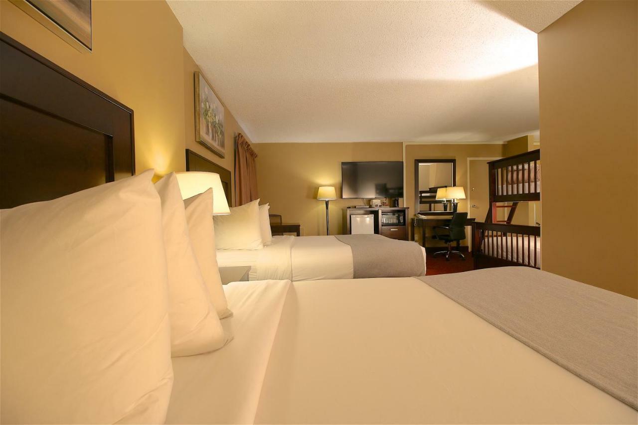 Clarion Pointe Hotel Медисин Хет Екстериор снимка